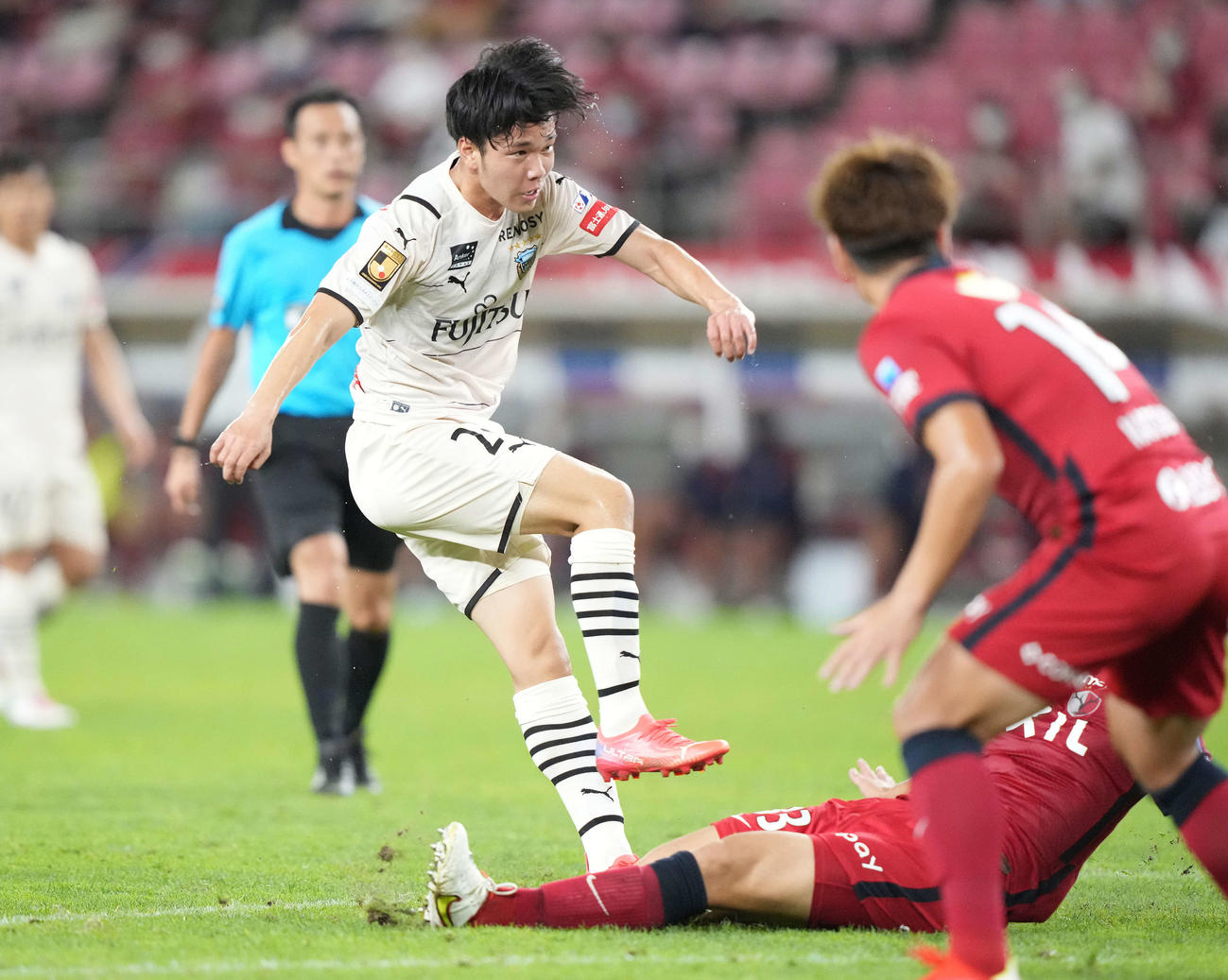 鹿島対川崎F　後半、シュートを放つ川崎F宮城（左）（撮影・鈴木みどり）