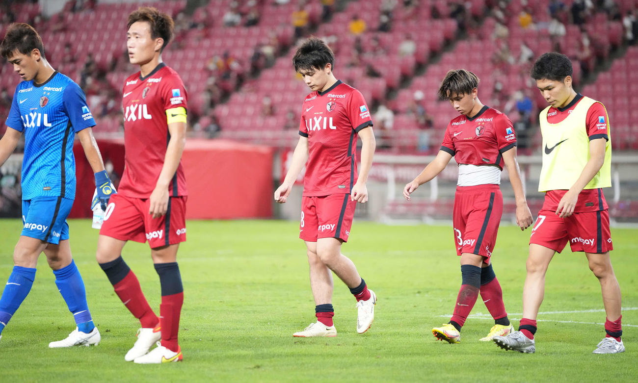 鹿島対川崎F　川崎Fに敗れ肩を落とす上田（中央）、荒木（右から2人目）ら鹿島イレブン（撮影・鈴木みどり）