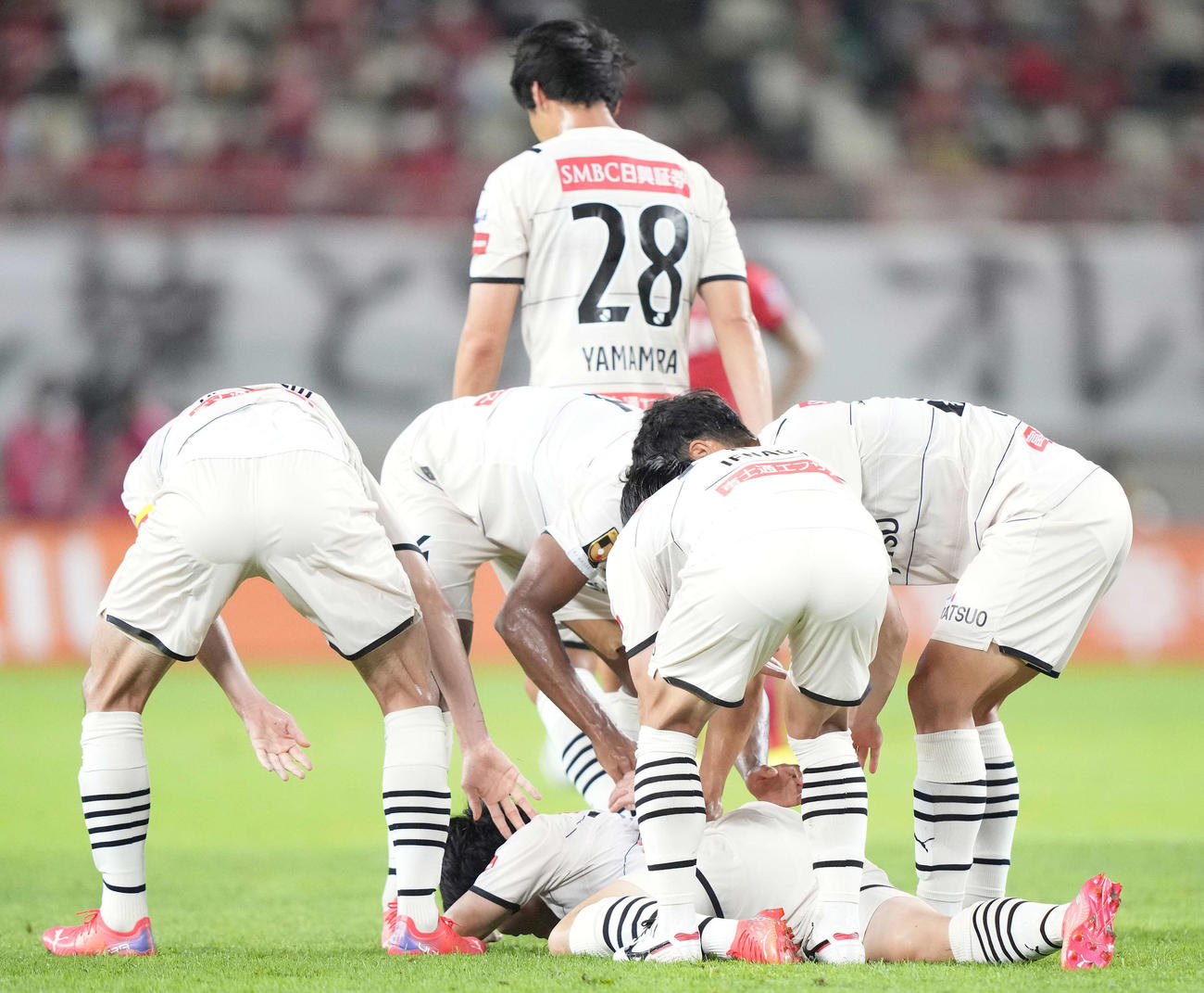 鹿島対川崎F　後半、ゴールを決めた宮城（下）はイレブンから手荒い祝福を受ける（撮影・鈴木みどり）