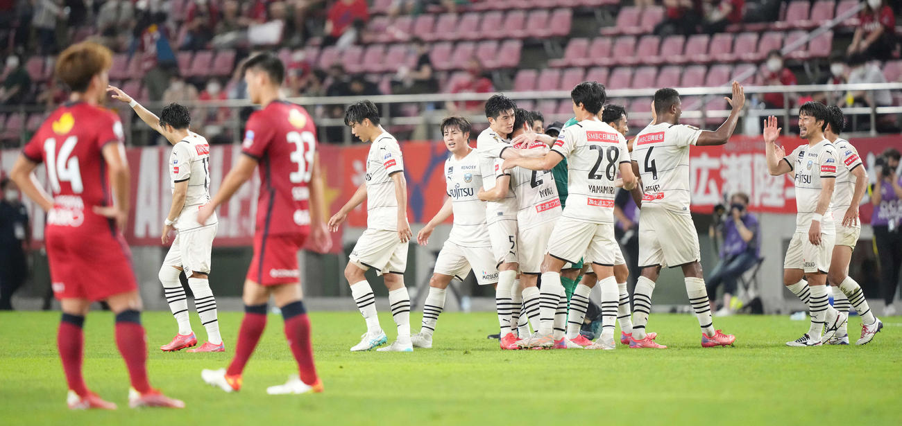 鹿島対川崎F　鹿島に勝利し、タッチを交わす川崎Fイレブン（撮影・鈴木みどり）