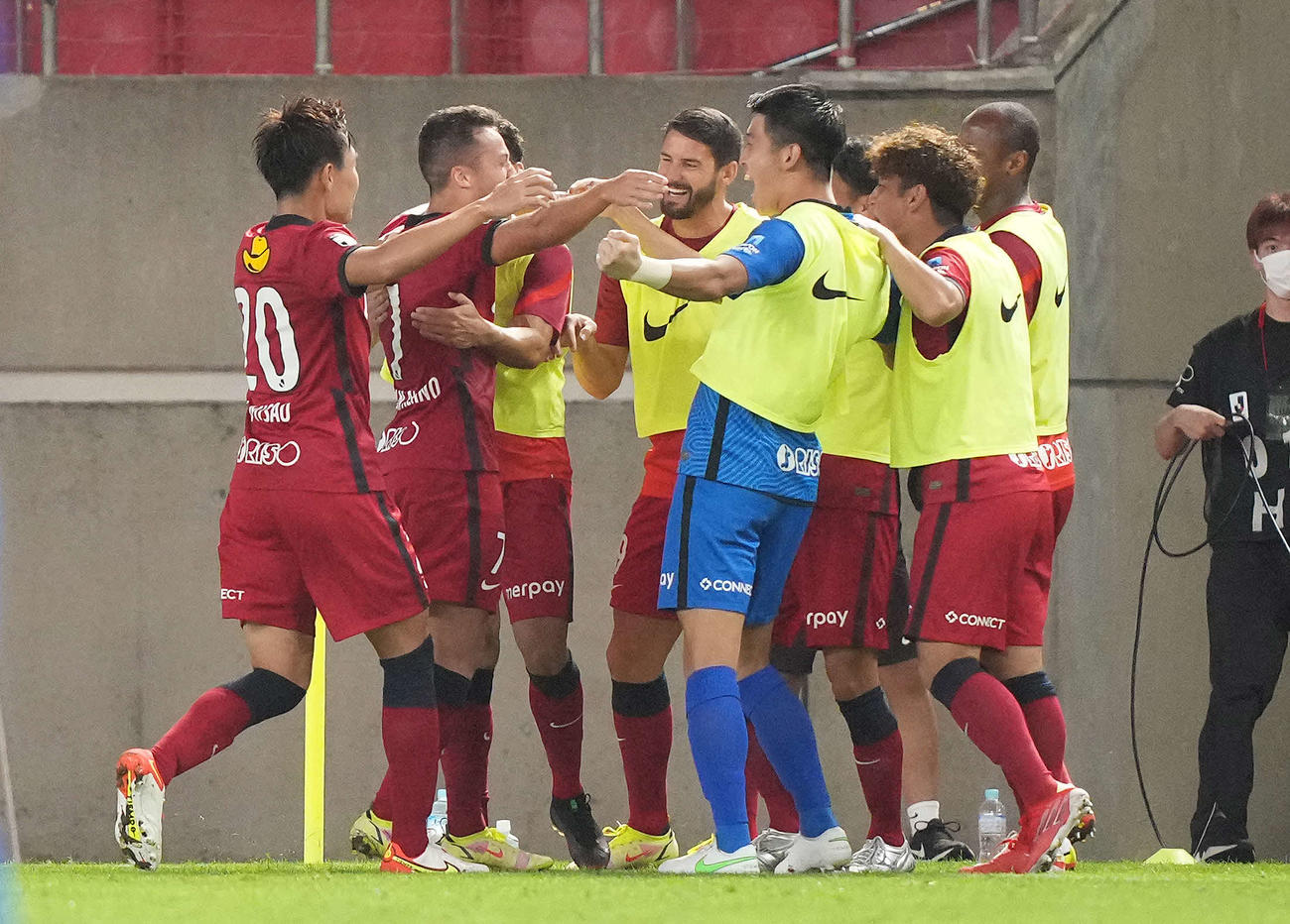 鹿島対川崎F　後半、ゴールを決め喜ぶ鹿島アラーノ（左から2人目）（撮影・鈴木みどり）