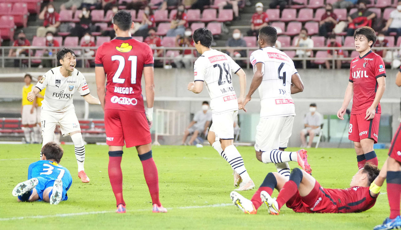 鹿島対川崎F　後半、ヘディングでゴールを決めた川崎F山村（中央）（撮影・鈴木みどり）