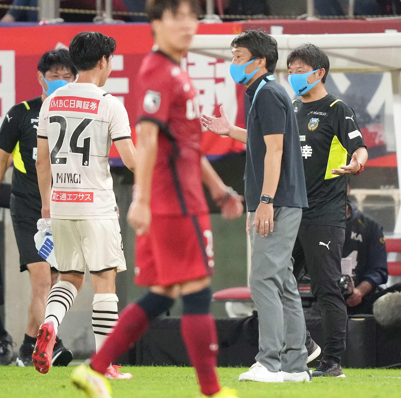 鹿島対川崎F　鹿島に勝利し、勝ち越しのゴールを決めた宮城（左）を笑顔で迎える川崎F鬼木監督（右）（撮影・鈴木みどり）