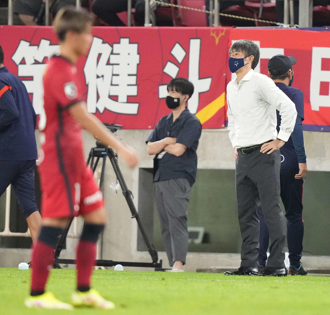 鹿島対川崎F　川崎Fに敗れ肩を落とす鹿島相馬監督（右）（撮影・鈴木みどり）