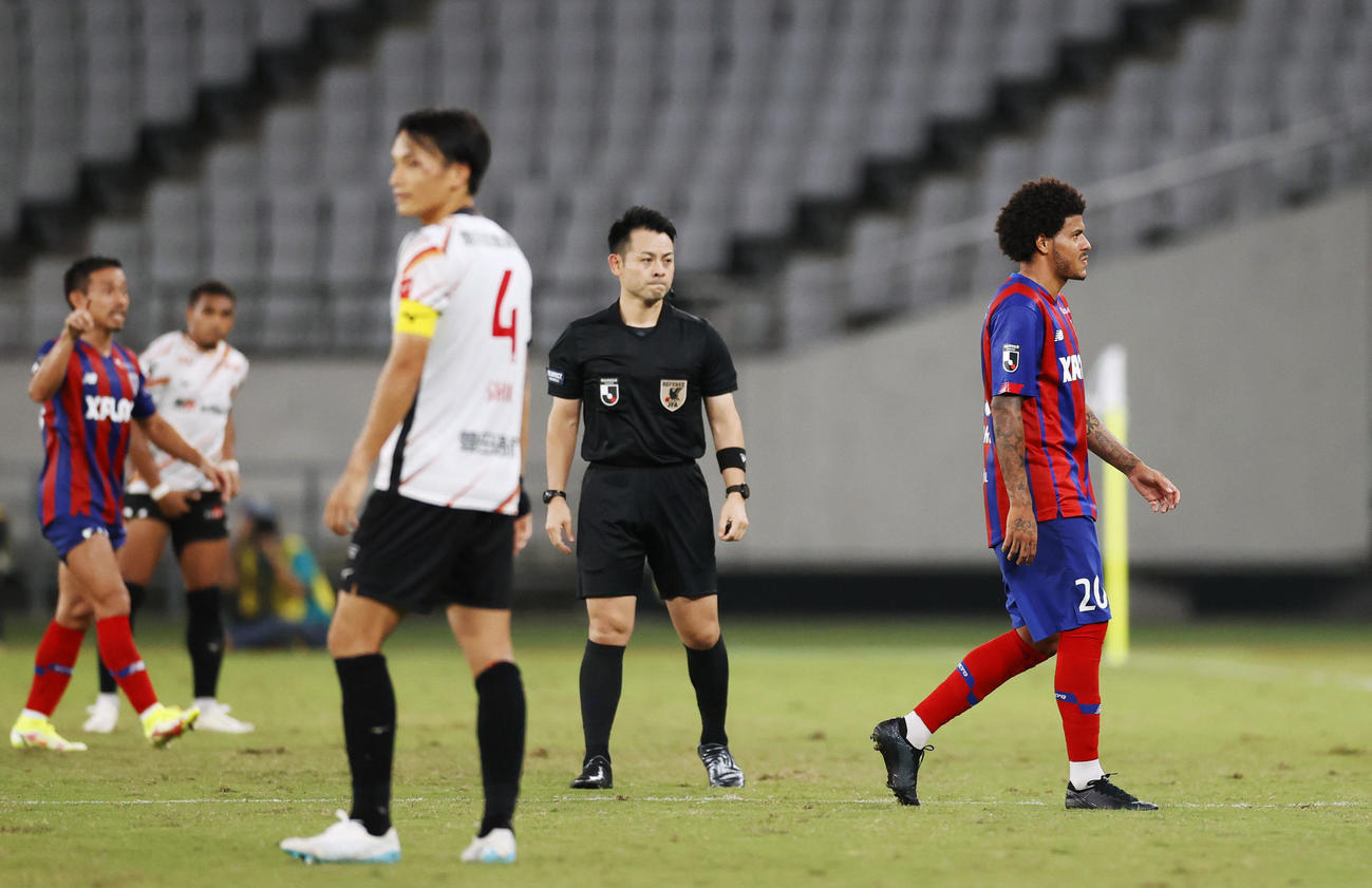 FC東京―名古屋　後半、レッドカードを受け、退場処分となるFC東京レアンドロ（右端）（共同）