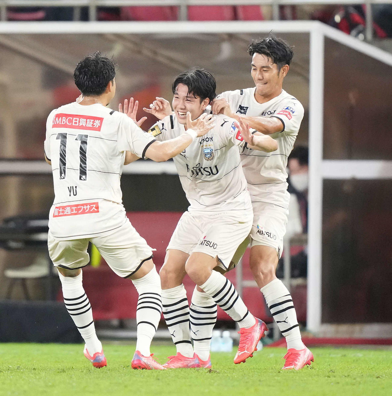 鹿島対川崎F　鹿島に勝利し、勝ち越しゴールを決めた川崎F宮城（中央）は小林（左）らと喜ぶ（撮影・鈴木みどり）