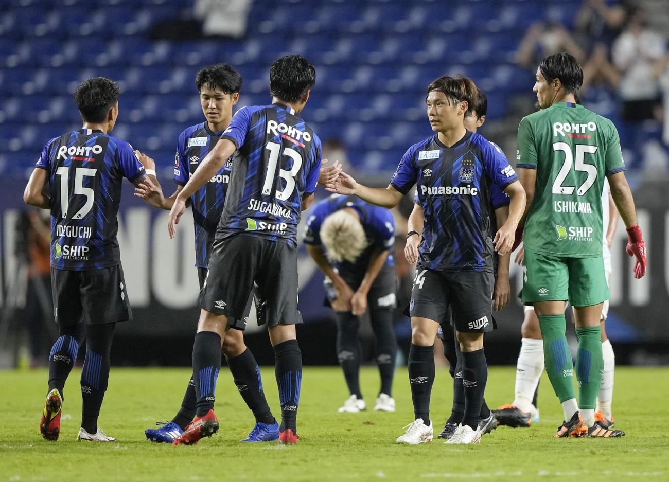 湘南に勝利し、タッチを交わすG大阪イレブン（共同）