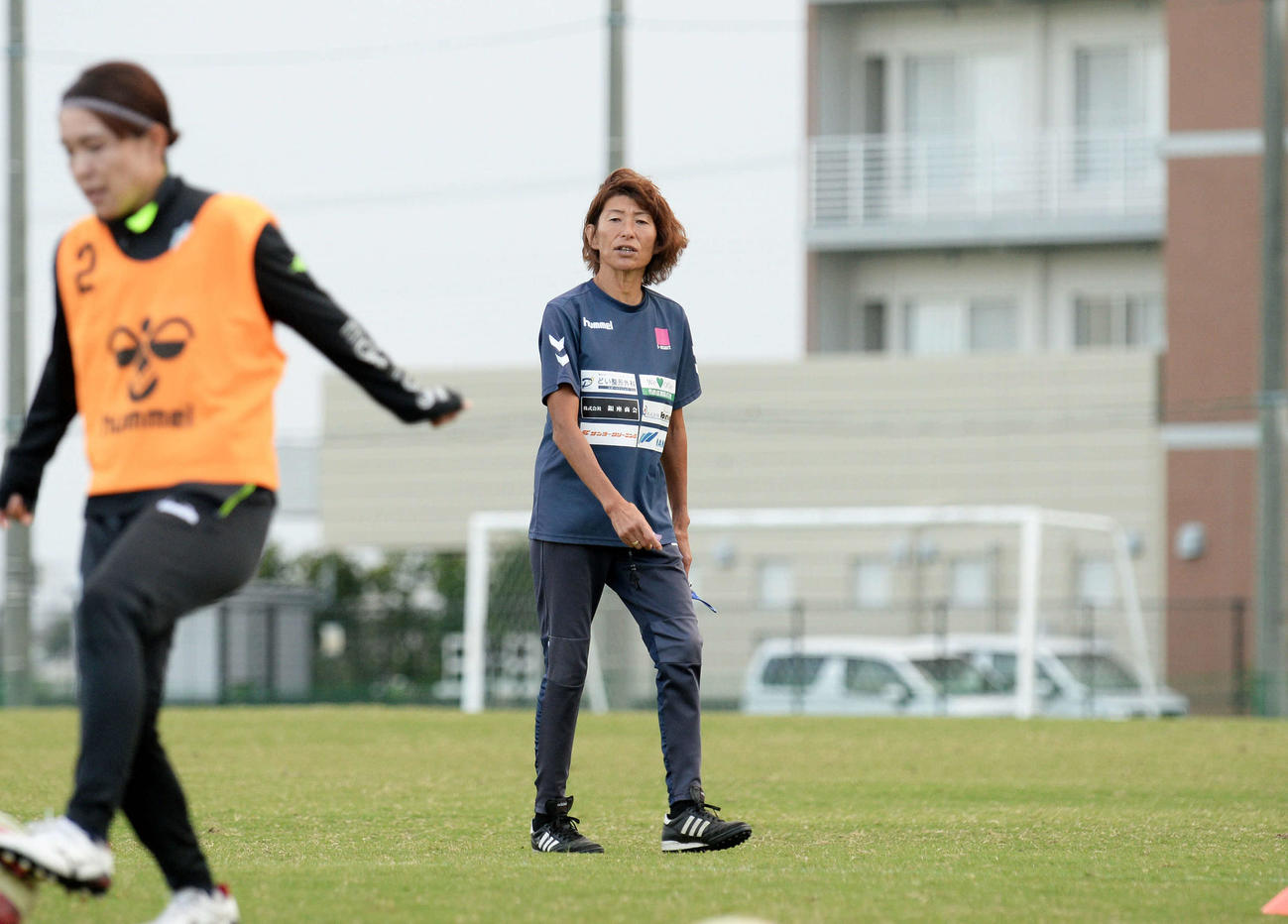 練習中に選手の動きを見つめる静岡SSUアスレジーナの本田監督