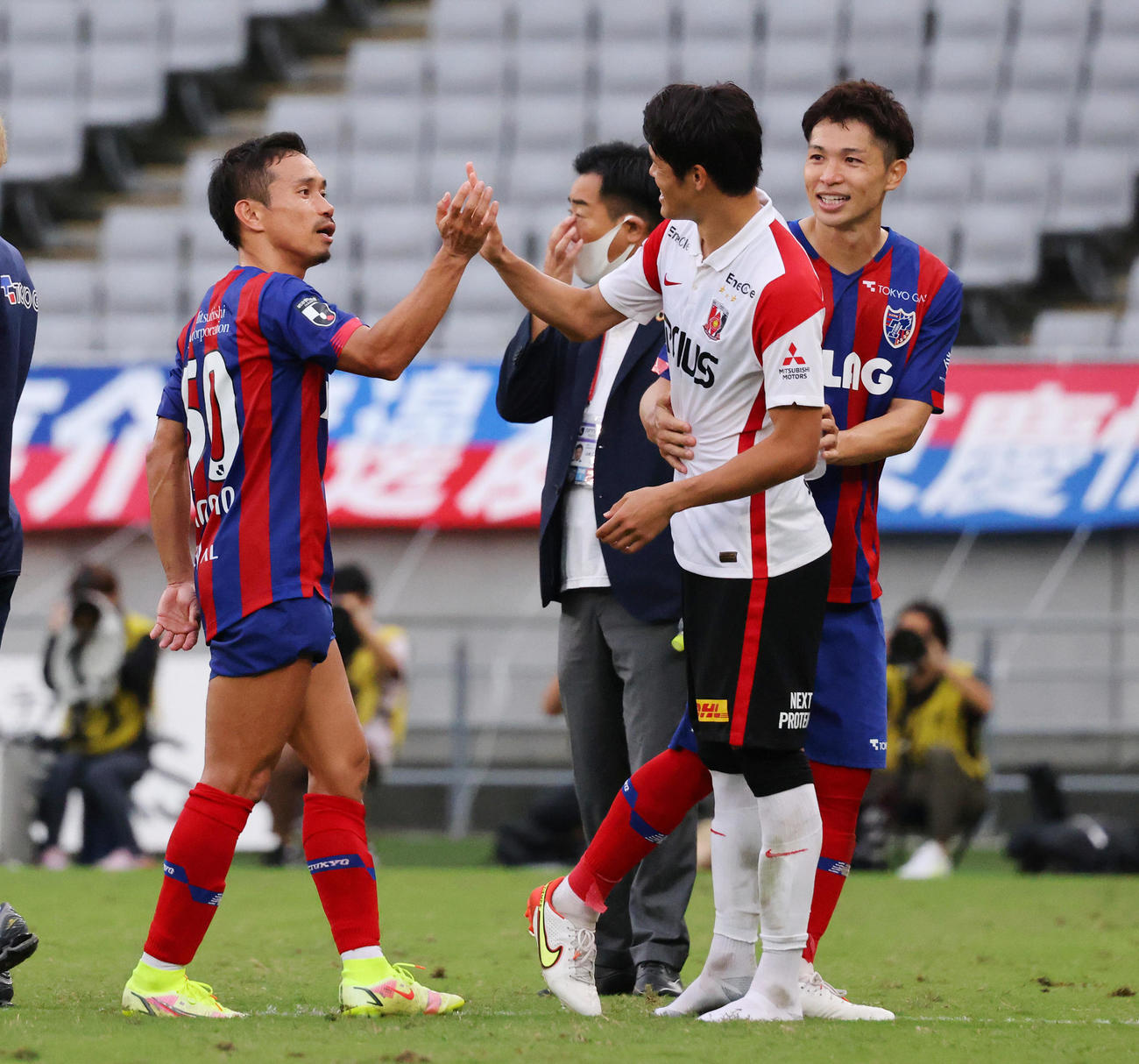 東京対浦和　試合後、健闘をたたえ合う東京長友（左）と浦和酒井（中央）。右は森重（撮影・垰建太）