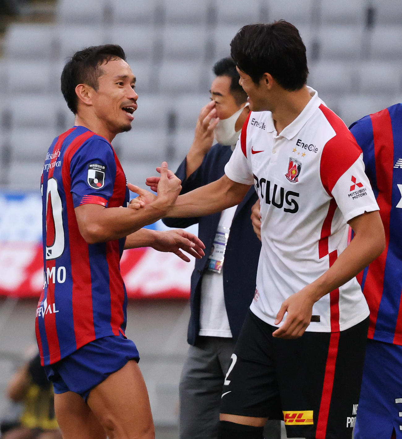 東京対浦和　試合後、健闘をたたえ合う東京長友（左）と浦和酒井（撮影・垰建太）