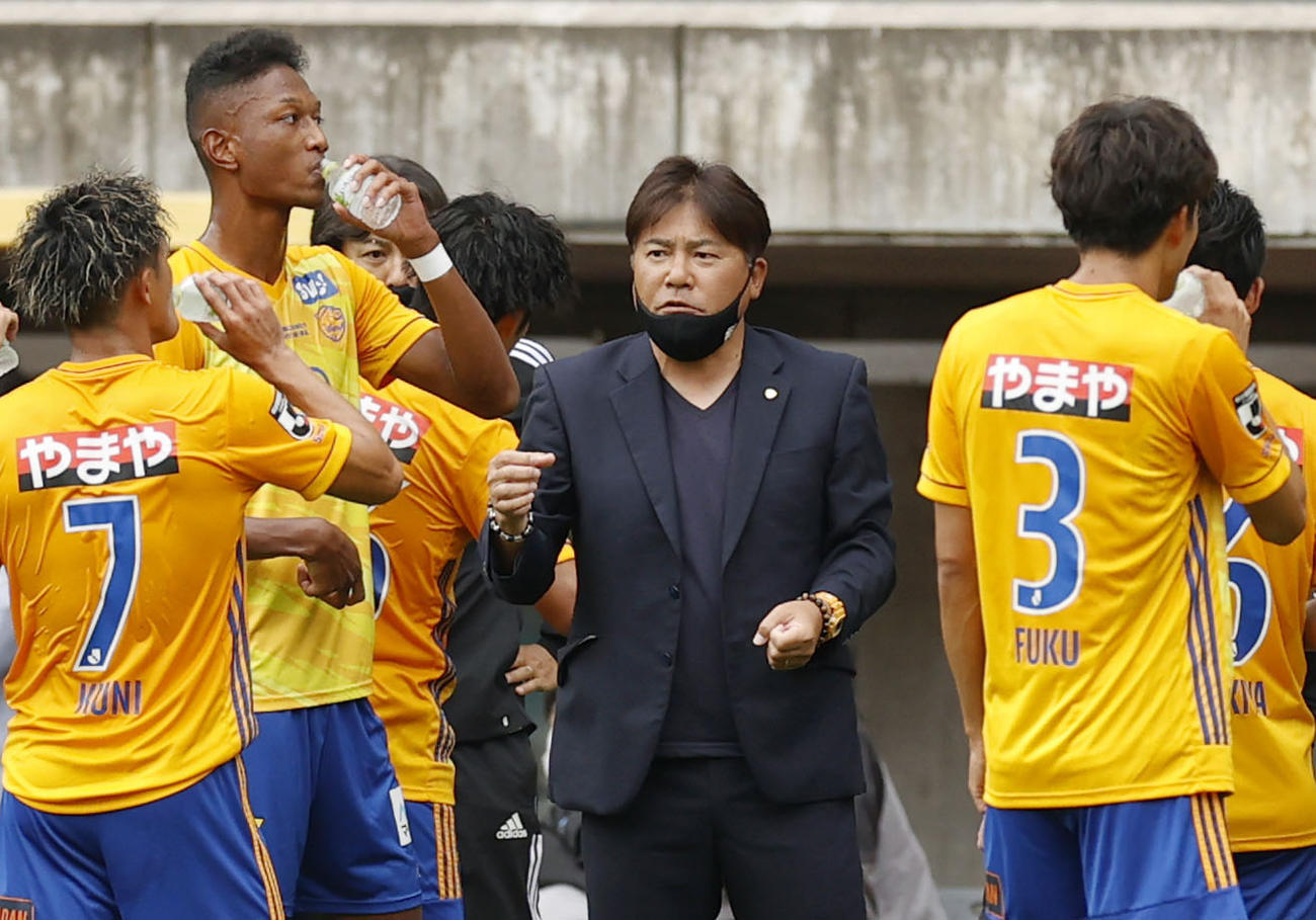 指示を出す仙台手倉森監督（中央＝共同）