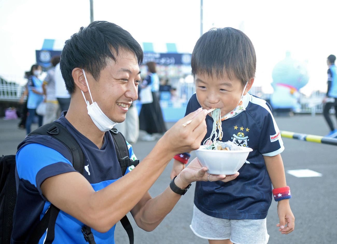 ラーメンを食べる磐田サポーターの親子