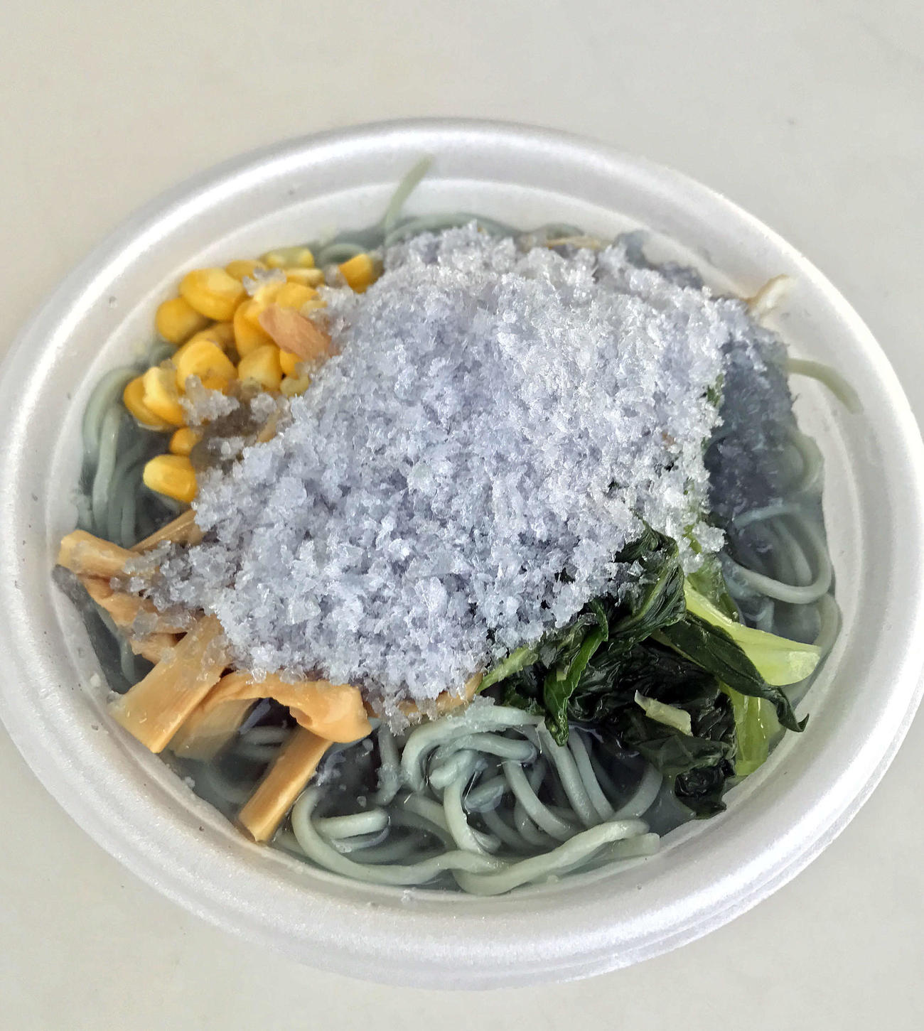 限定150食で提供されたジュビロカラーの冷やしラーメン