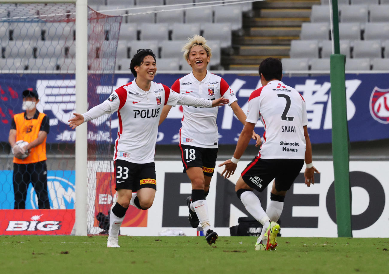 東京対浦和　後半、左足でゴールを決め喜ぶ浦和江坂（左）（撮影・垰建太）