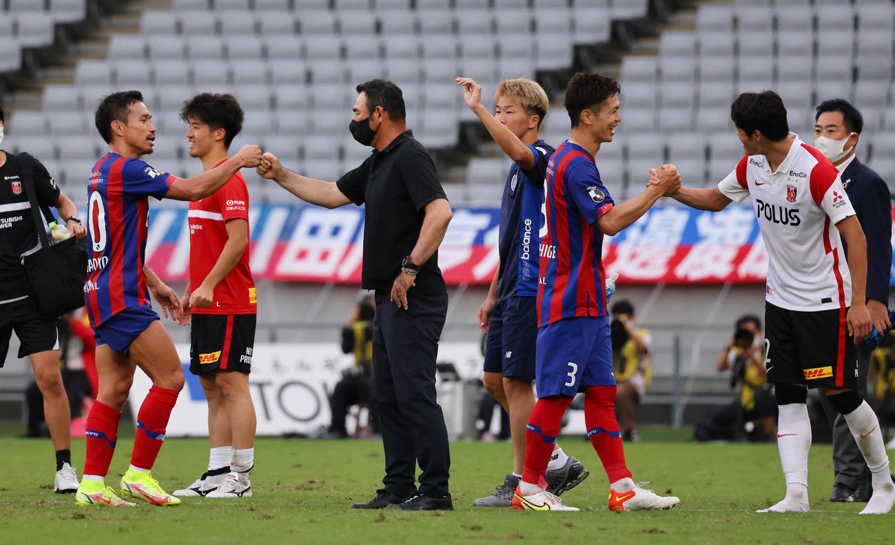 東京対浦和　試合後、長友（左）ら選手たちをねぎらう東京長谷川監督（同3人目）（撮影・垰建太）