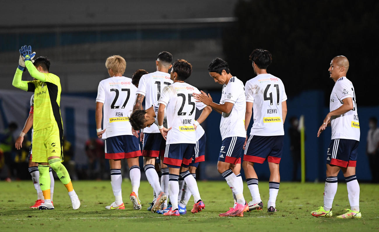 横浜FC対横浜　引き分けに終わり悔しげな表情を浮かべる横浜イレブン（撮影・横山健太）