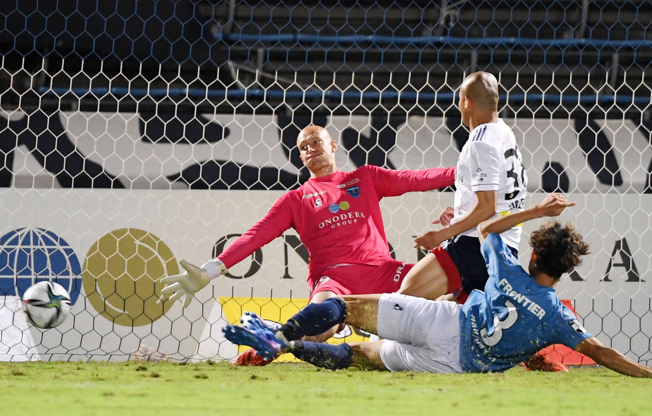 横浜FC対横浜　後半、ゴールを決める横浜前田（撮影・横山健太）