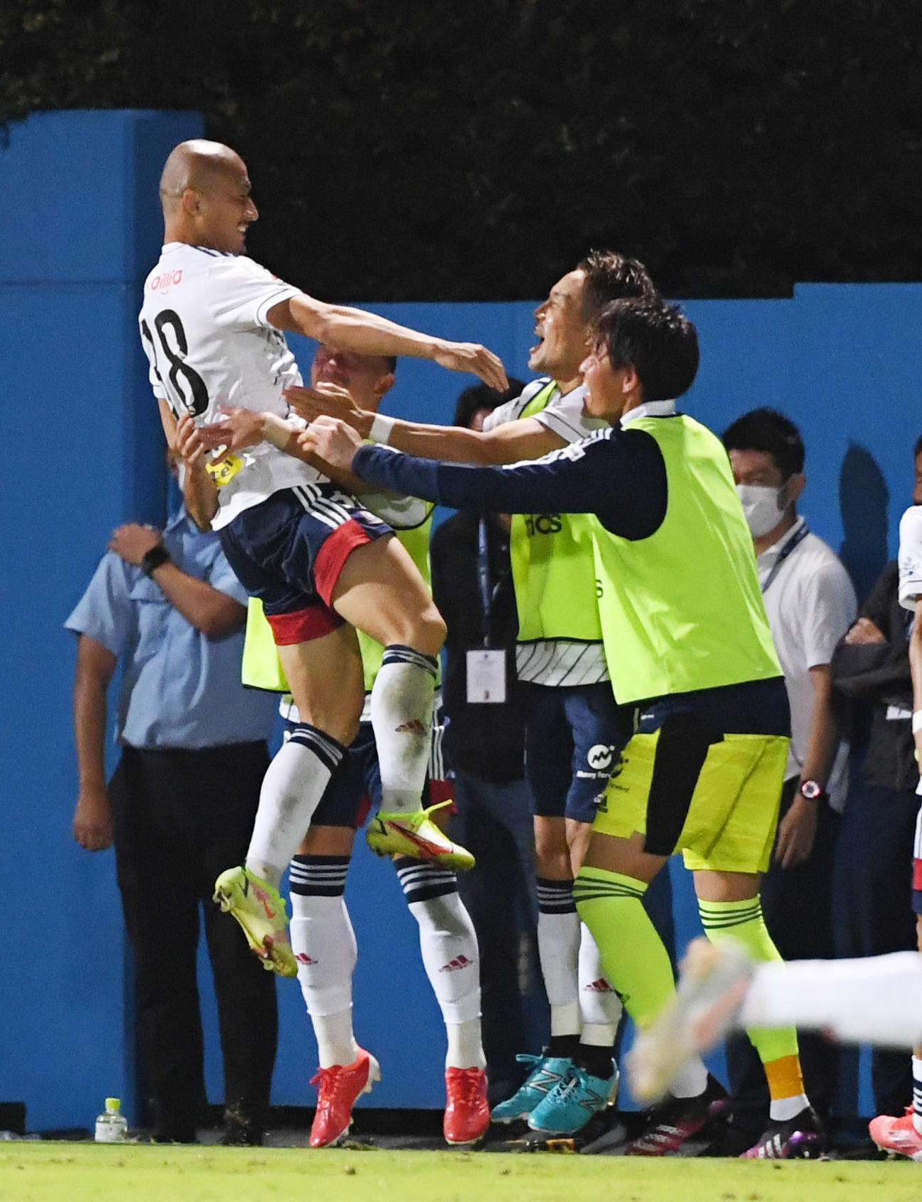 横浜FC対横浜　後半、ゴールを決め歓喜する横浜前田（左）（撮影・横山健太）