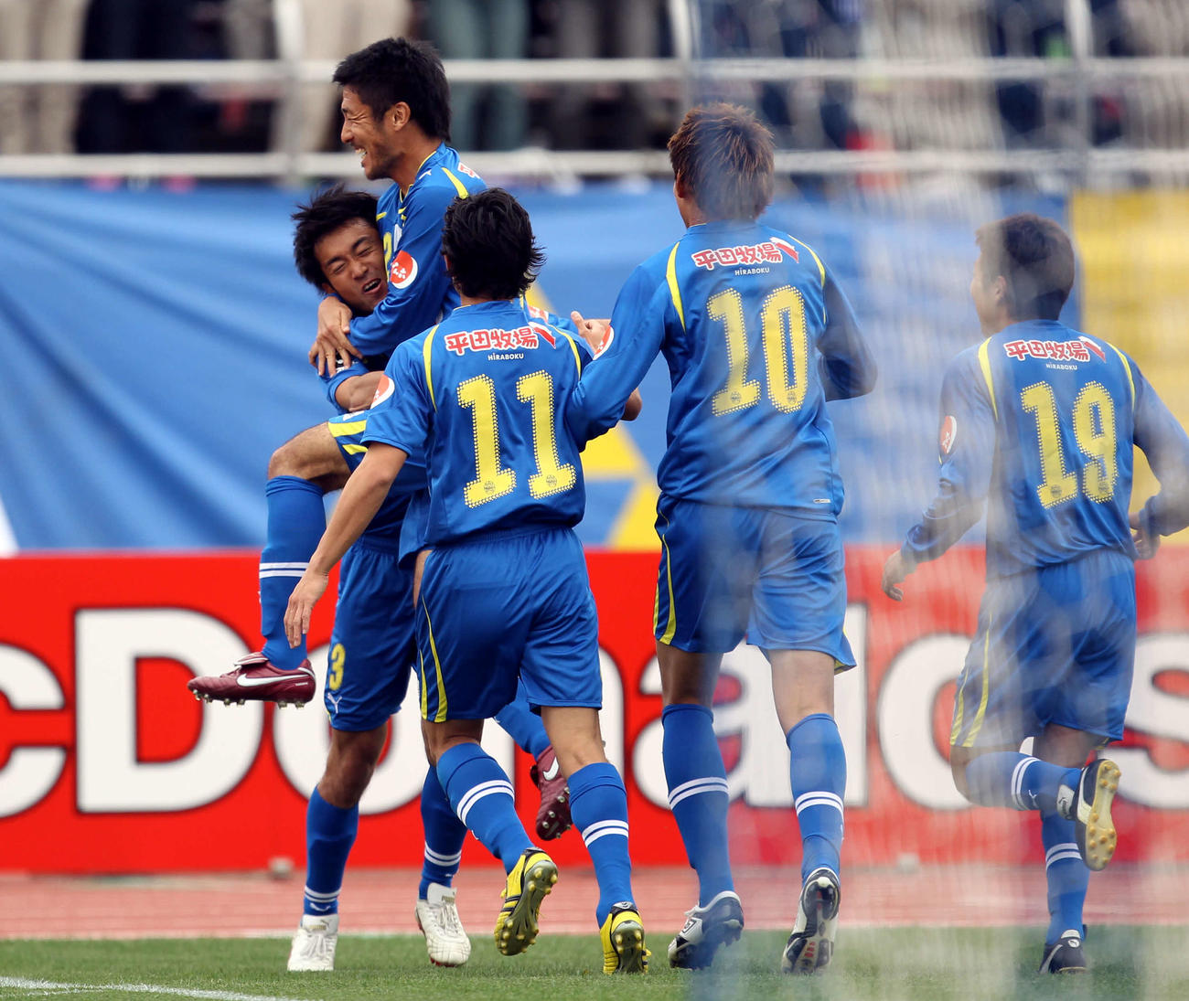 先制ゴールを決めたDF石井（左端）に飛び付く山形イレブン（2011年5月3日撮影）