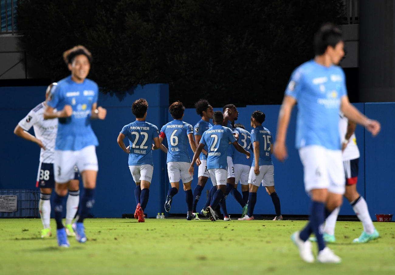 横浜FC対横浜　前半、ミネイロのゴールで先制し歓喜する横浜FCイレブン（撮影・横山健太）