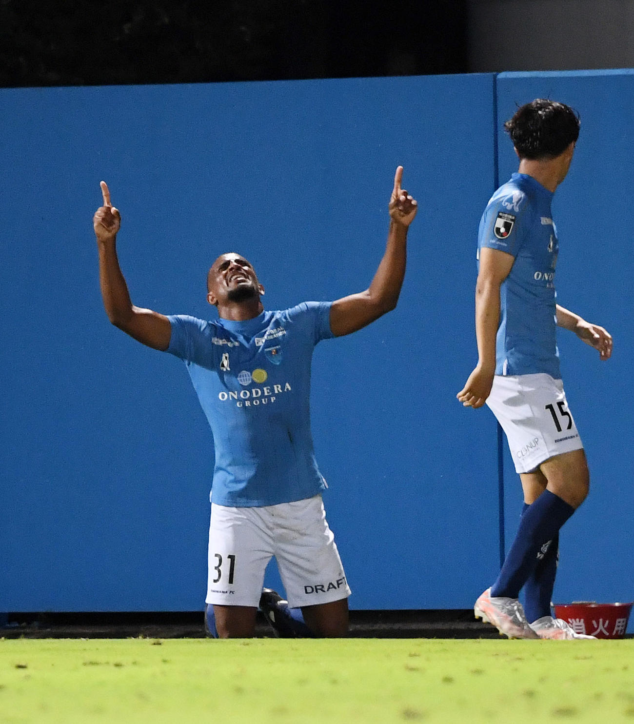 横浜FC対横浜　前半、先制ゴールを決め歓喜する横浜FCミネイロ（撮影・横山健太）