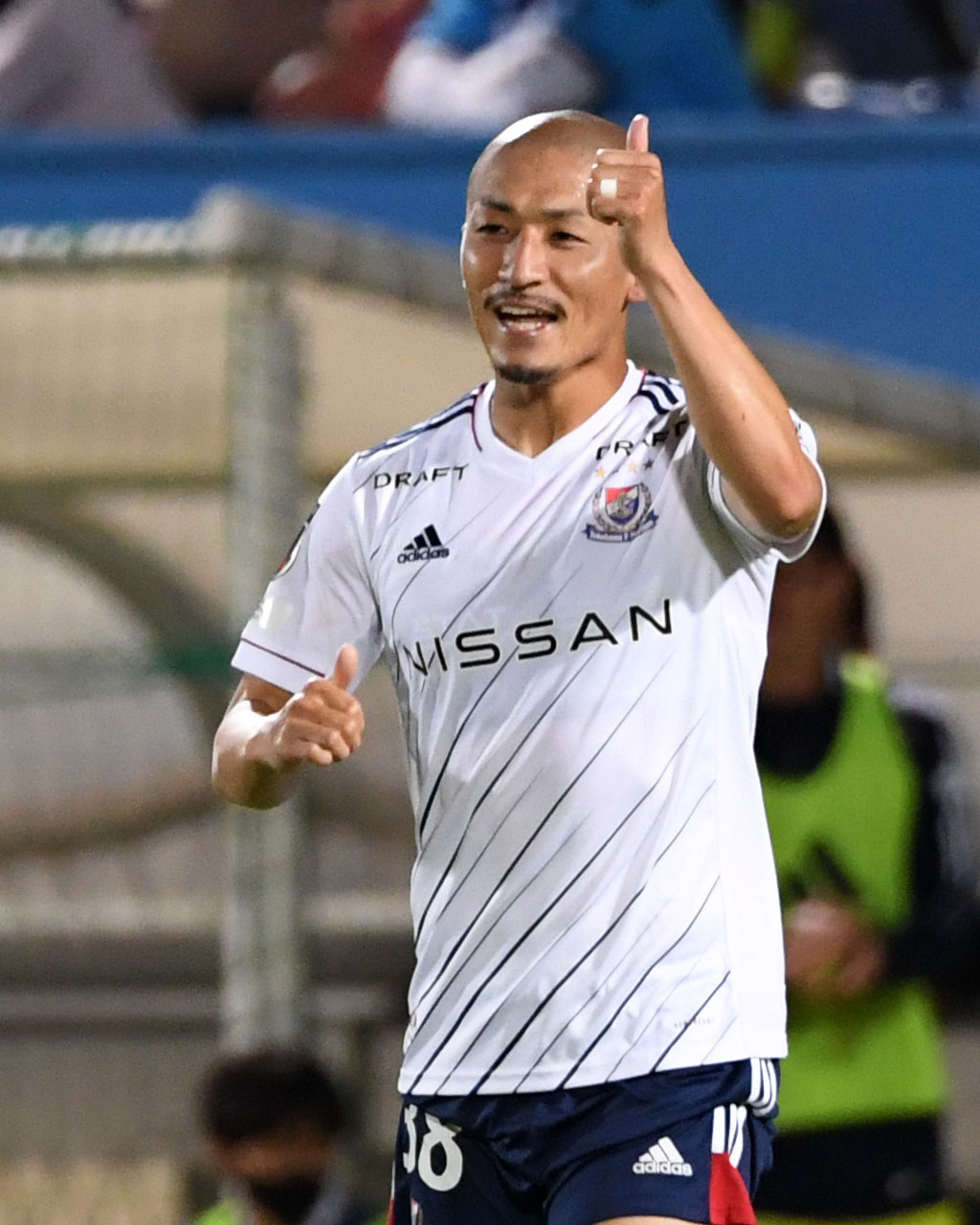 横浜FC対横浜　後半、ゴールを決め笑顔を見せる横浜前田（撮影・横山健太）