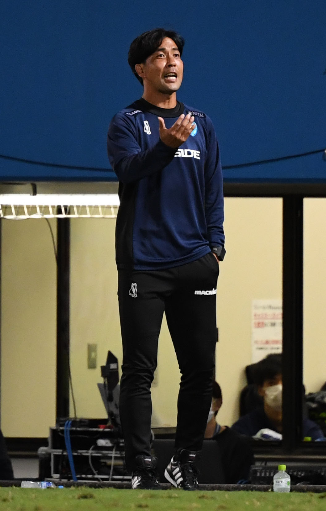 横浜FC対横浜　前半、指示を出す横浜FC早川監督（撮影・横山健太）