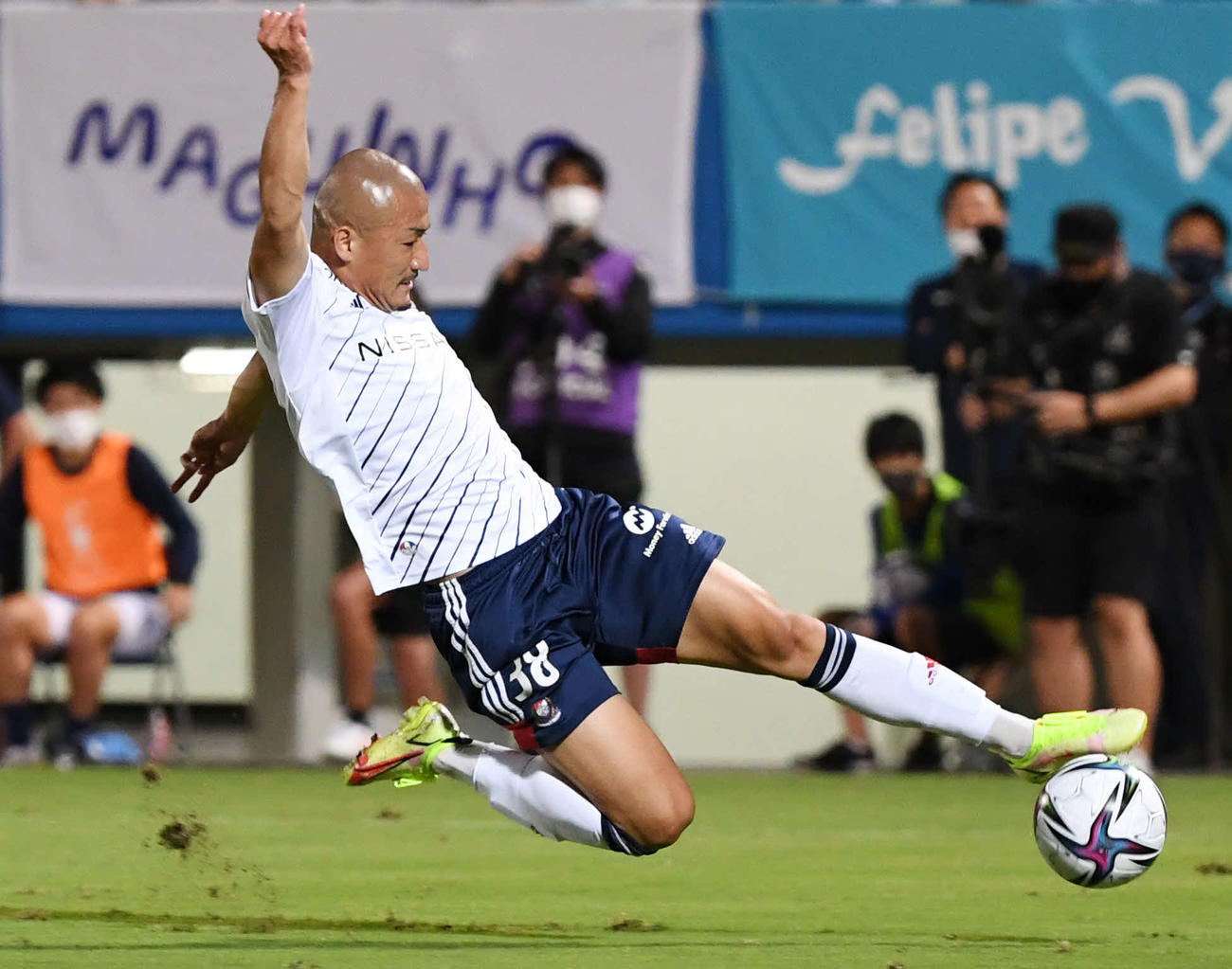 横浜FC対横浜　前半、シュートを放つ横浜前田（撮影・横山健太）