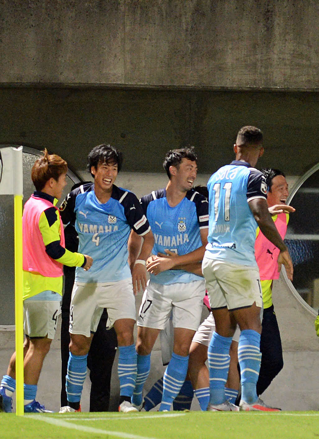 先制点を決め、喜びを分かち合う磐田MF鈴木雄（左から3人目）