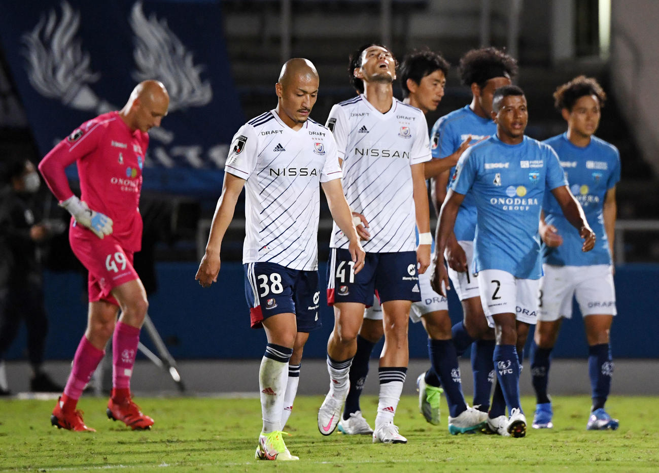 横浜FC対横浜　引き分けに終わり悔しげな表情を浮かべる、左2人目から横浜前田と杉本（撮影・横山健太）