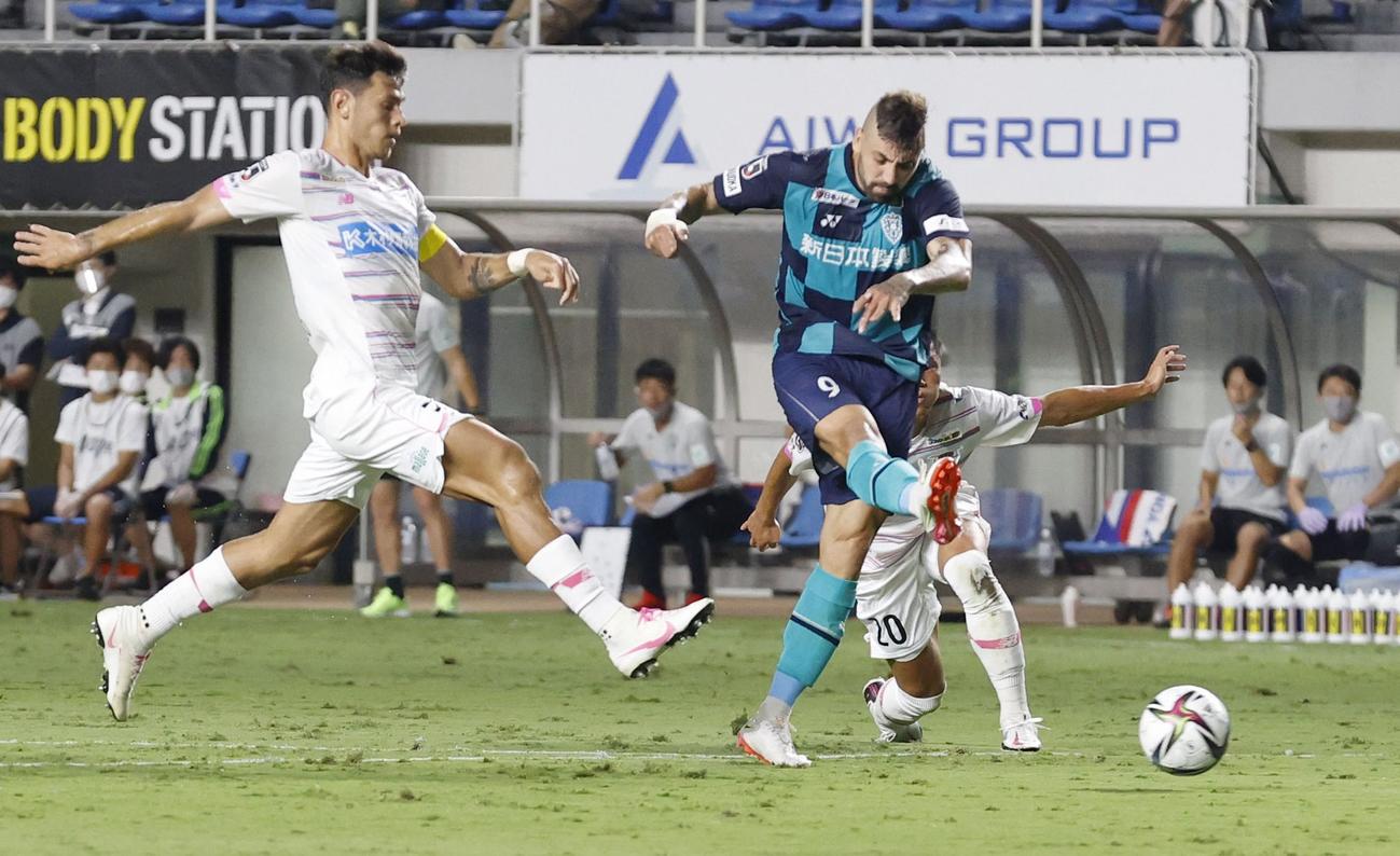 福岡―鳥栖　前半、先制ゴールを決める福岡・ファンマ（右）（共同）