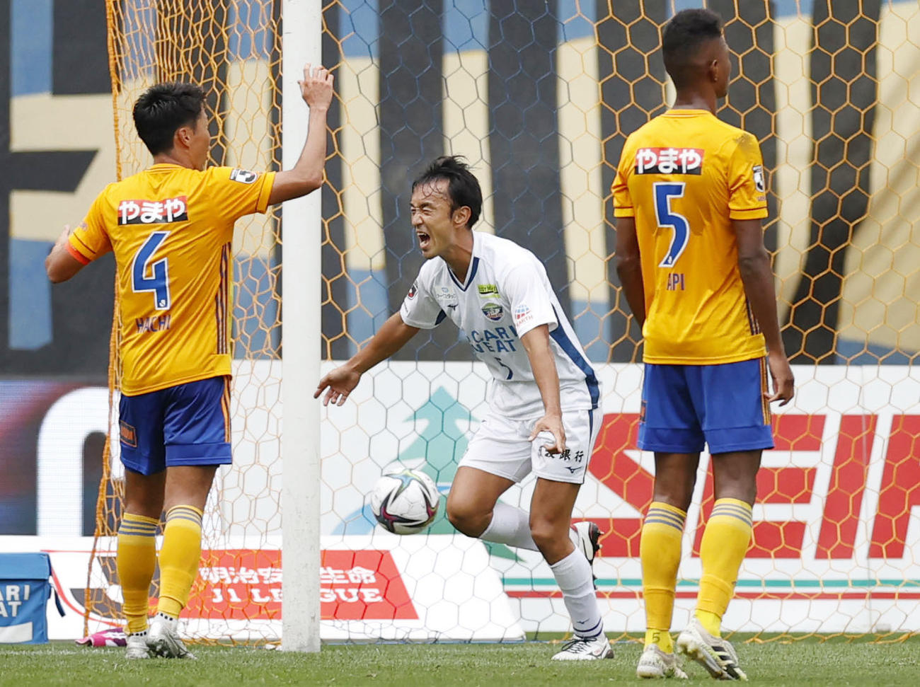 仙台対徳島　後半、決勝ゴールを決め、駆けだす徳島石井（中央）（共同）