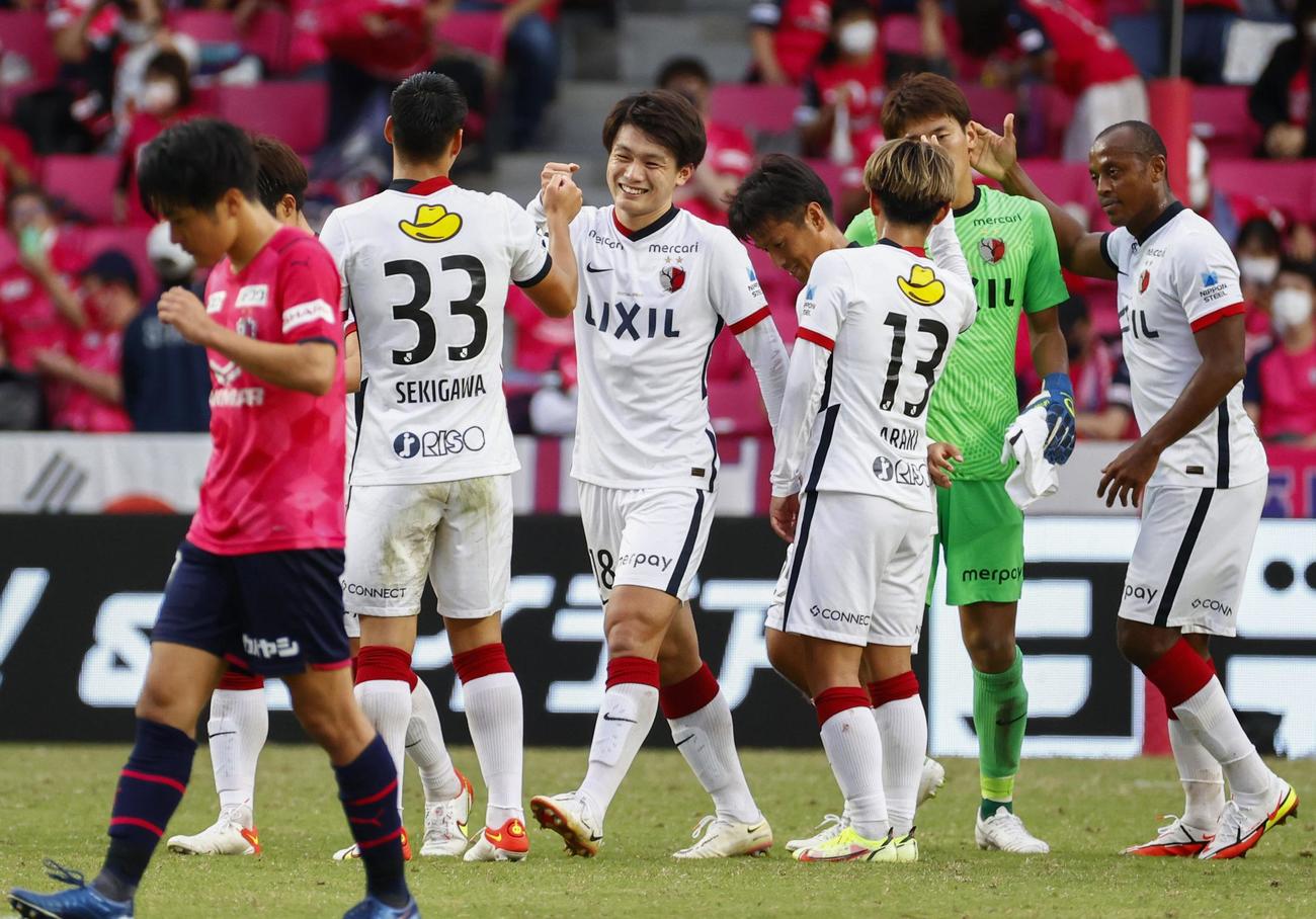 C大阪に勝利し、喜ぶ上田（中央）ら鹿島イレブン（共同）