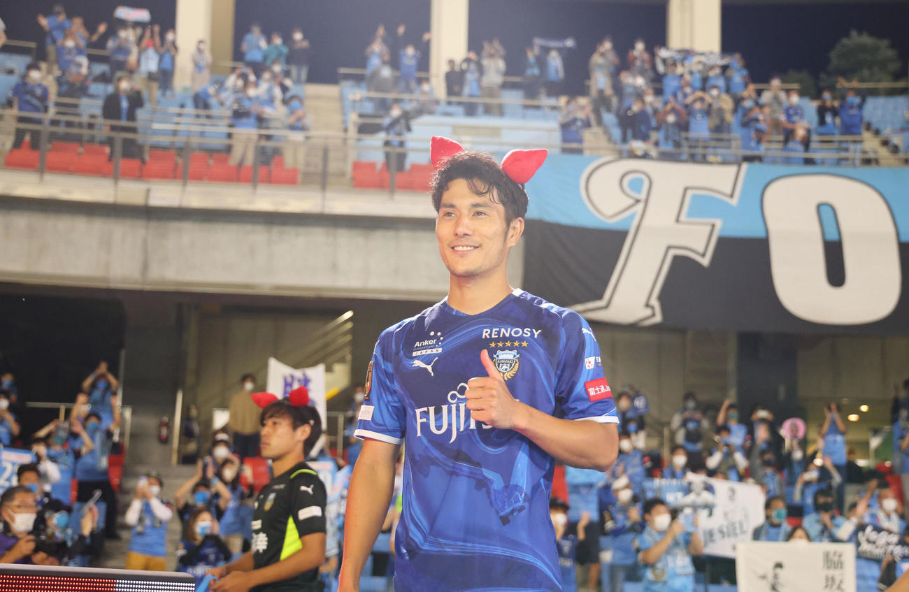 川崎F対湘南　試合後、可愛らしい耳飾りを着けポーズを決める川崎F知念（撮影・垰建太）