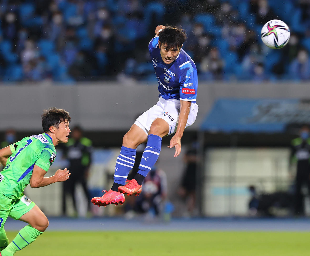 川崎F対湘南　後半終了間際、ヘディングで決勝ゴールを決める川崎F知念（撮影・垰建太）