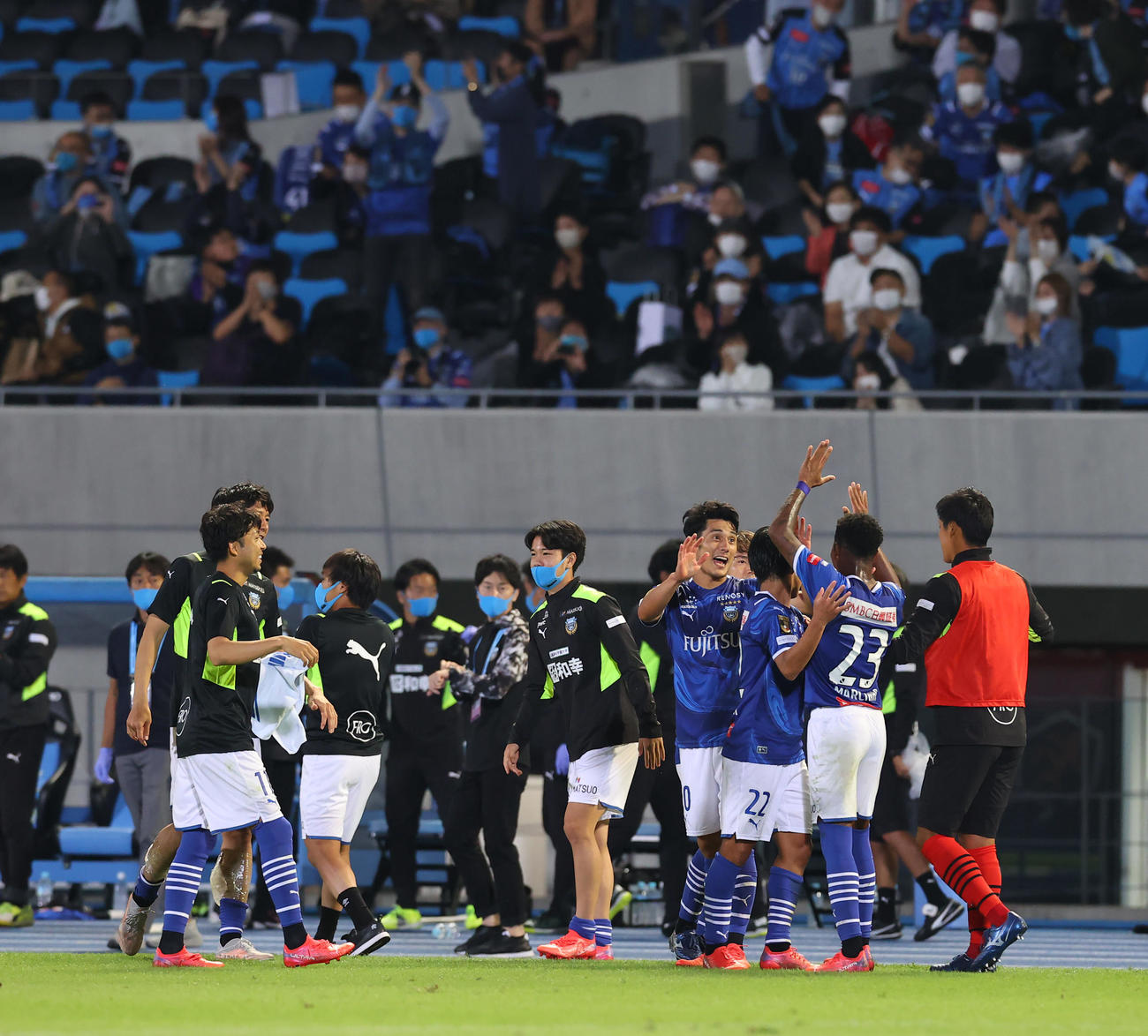 川崎F対湘南　逆転勝利に盛り上がる川崎F知念（右から4人目）ら選手たち（撮影・垰建太）