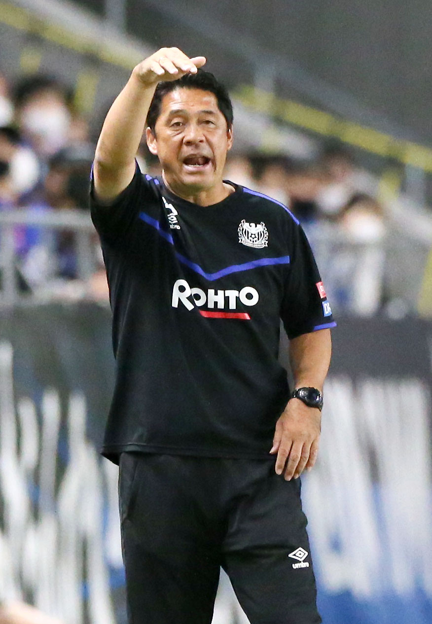 G大阪対柏　前半、選手に指示を出すG大阪松波監督（撮影・上山淳一）