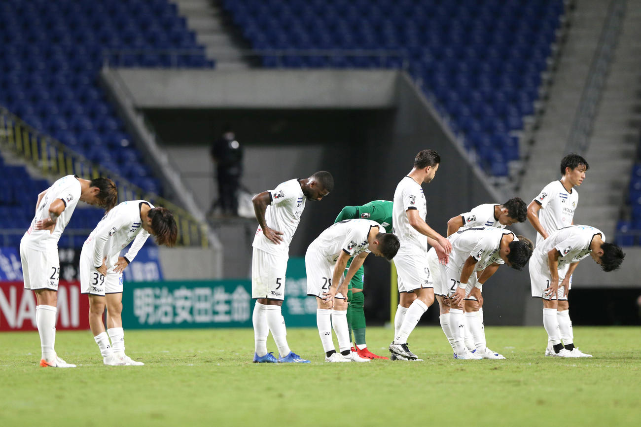 G大阪対柏　G大阪に敗れ、ガックリ肩を落とす柏イレブン（撮影・上山淳一）