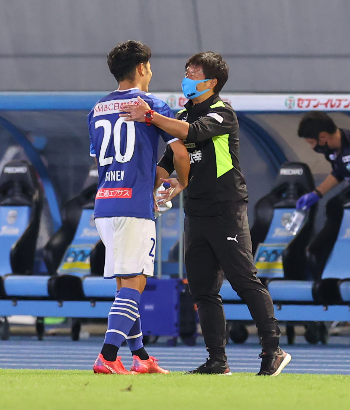 川崎F対湘南　試合後、川崎F知念（左）をねぎらう鬼木監督（撮影・垰建太）
