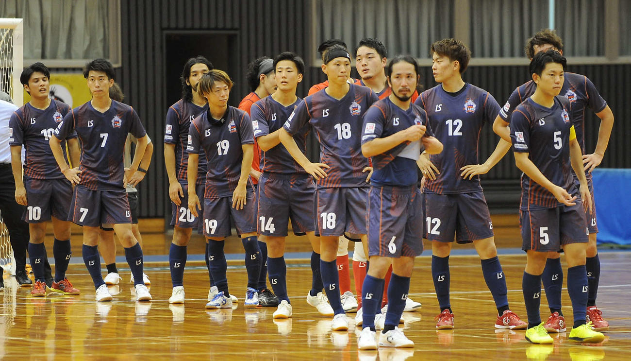 完敗したアグレミーナ浜松の選手たちは、険しい表情