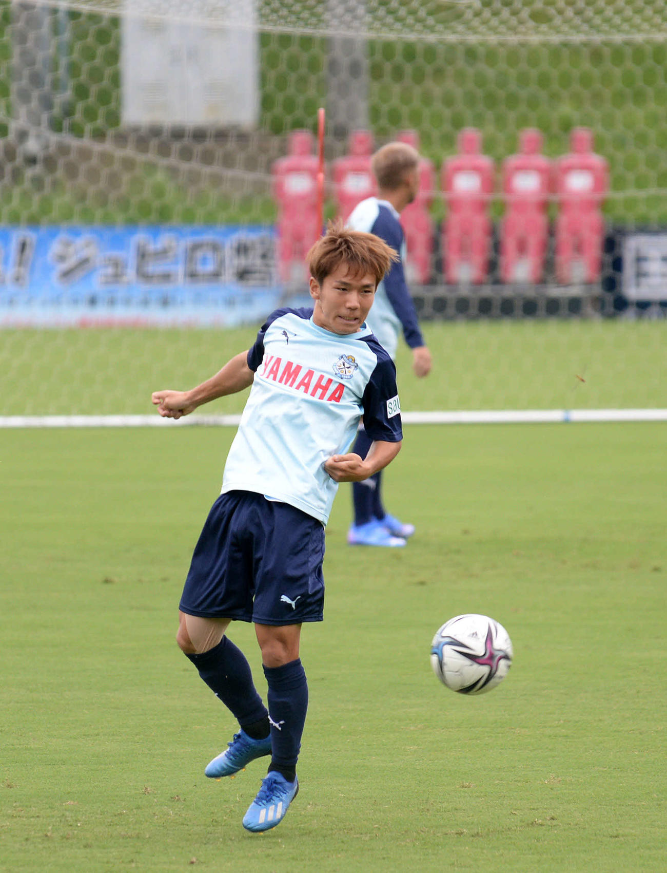 浮き球をトラップする磐田MF金子（2021年9月7日撮影）