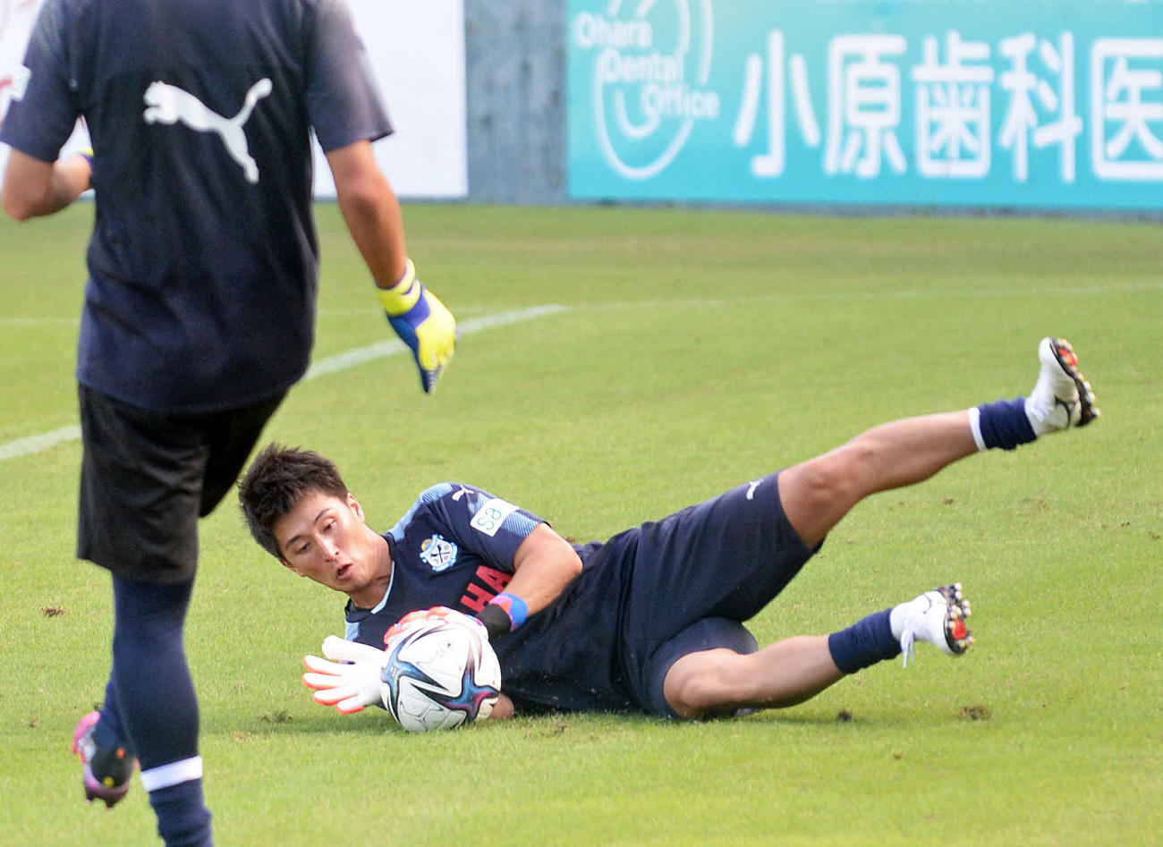 セービング練習に励む磐田GK三浦