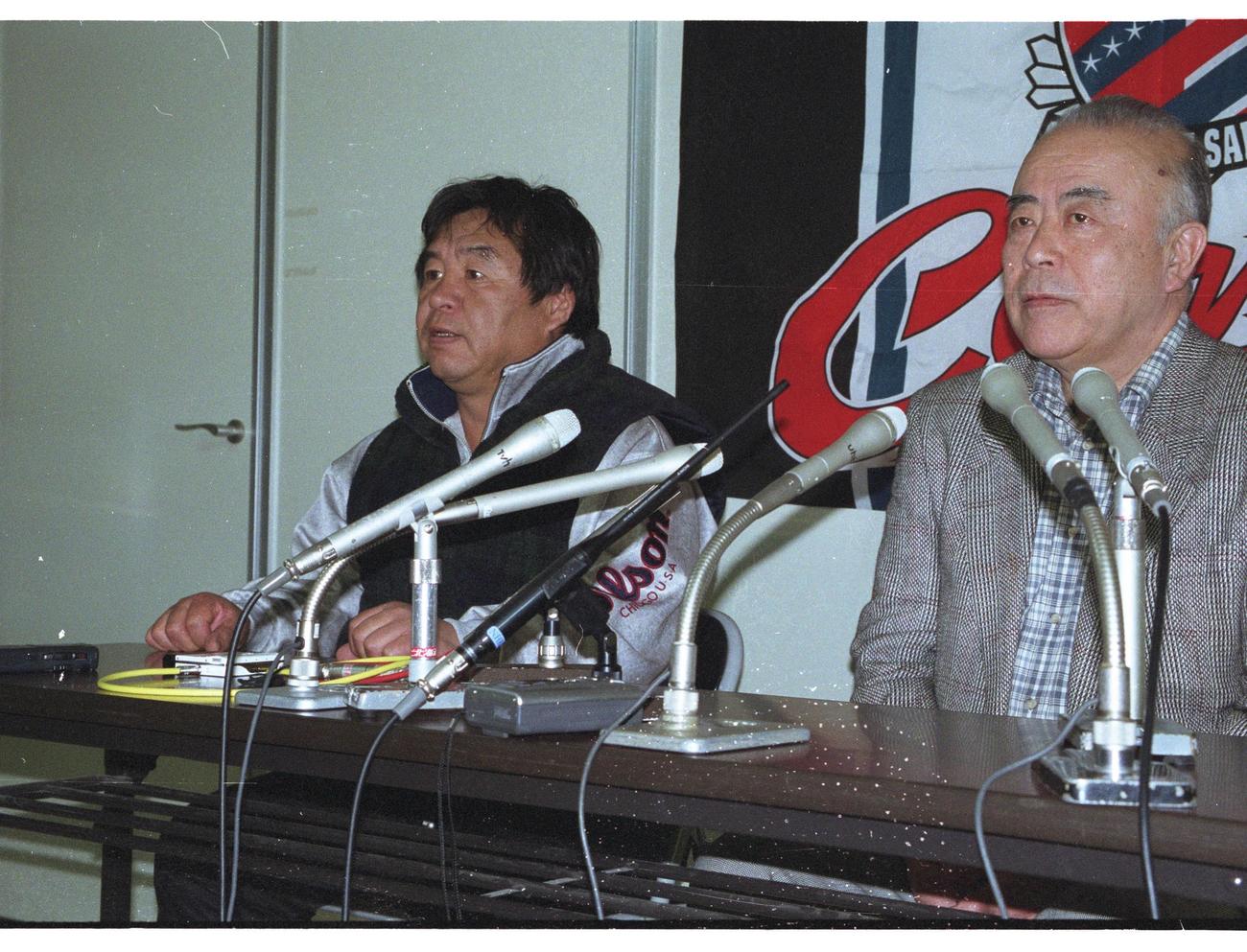 02年、J2降格決定の会見で厳しい表情の石水氏（左）
