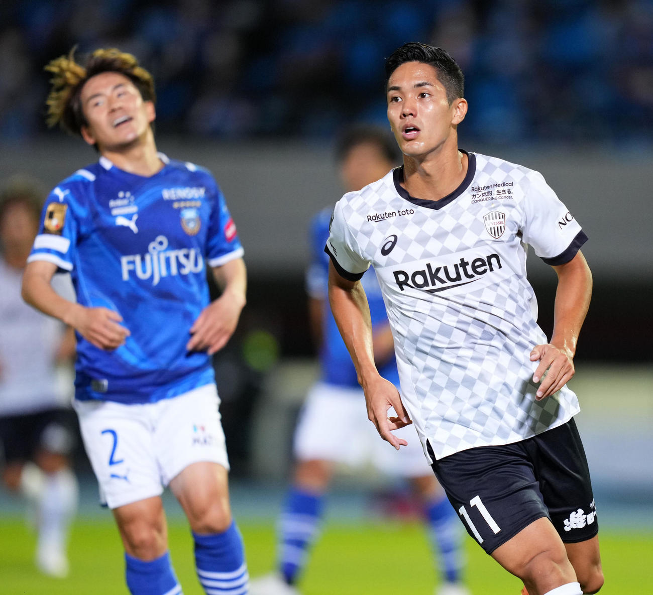 川崎対神戸　前半、ゴールを決める神戸武藤（右）（撮影・横山健太）