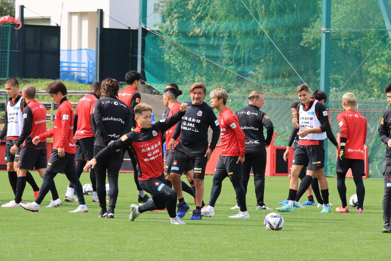 練習に参加するコンサドーレ札幌の選手ら。中央はペトロビッチ監督（撮影・保坂果那）