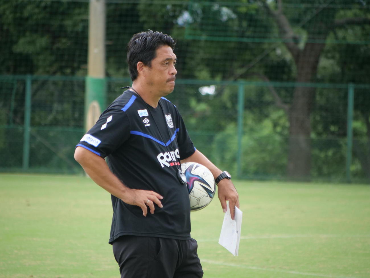 選手を見守るG大阪松波監督（C）GAMBA OSAKA