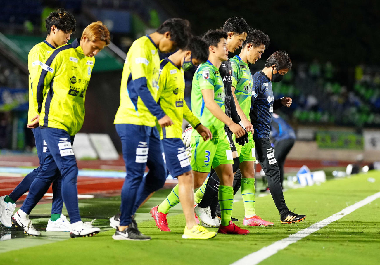 試合後、サポーターにあいさつへ向かうGK谷（右から3人目）ら湘南の選手たち（撮影・江口和貴）