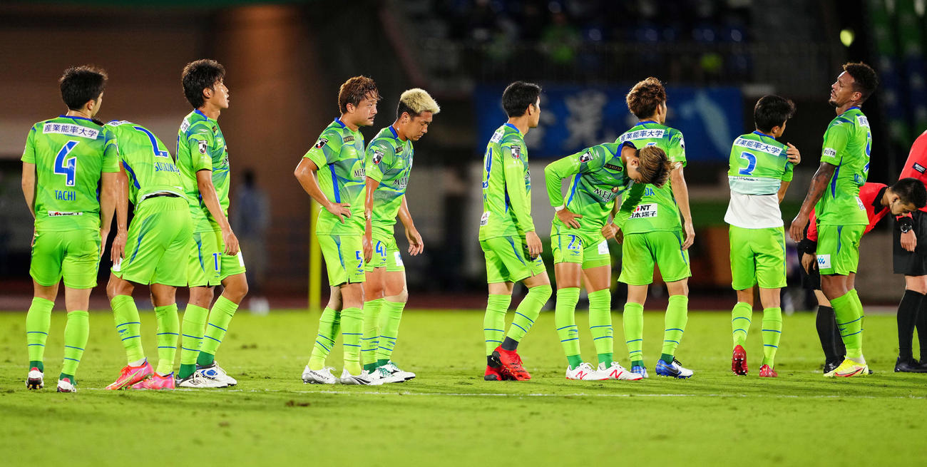湘南対横浜　試合後、厳しい表情で整列する湘南の選手たち（撮影・江口和貴）