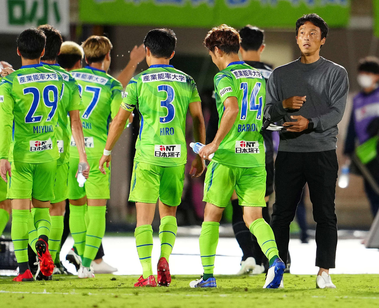 湘南対横浜　試合後、湘南の選手たちを出迎える山口監督（右端）（撮影・江口和貴）