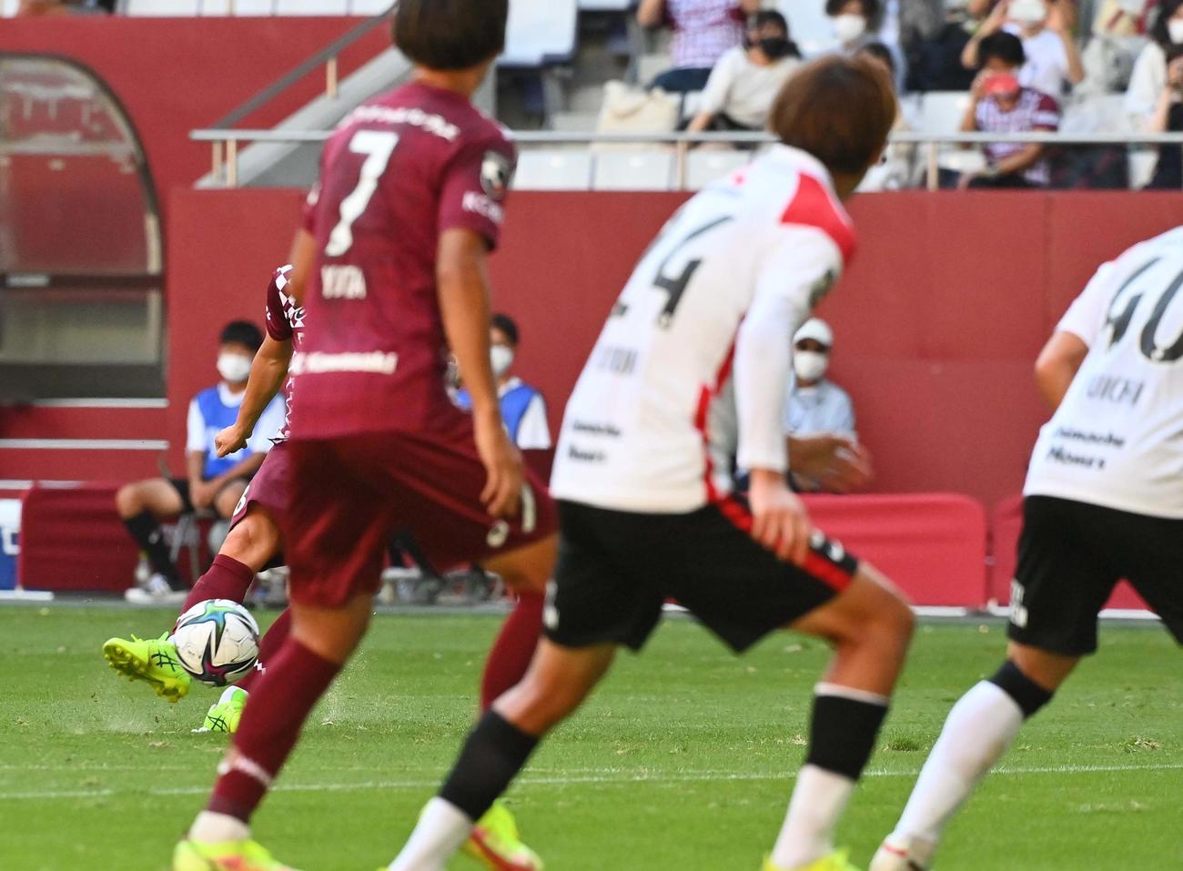 J1第31節　神戸対浦和　前半、フリーキックでゴールを決める神戸イニエスタ（撮影・上田博志）